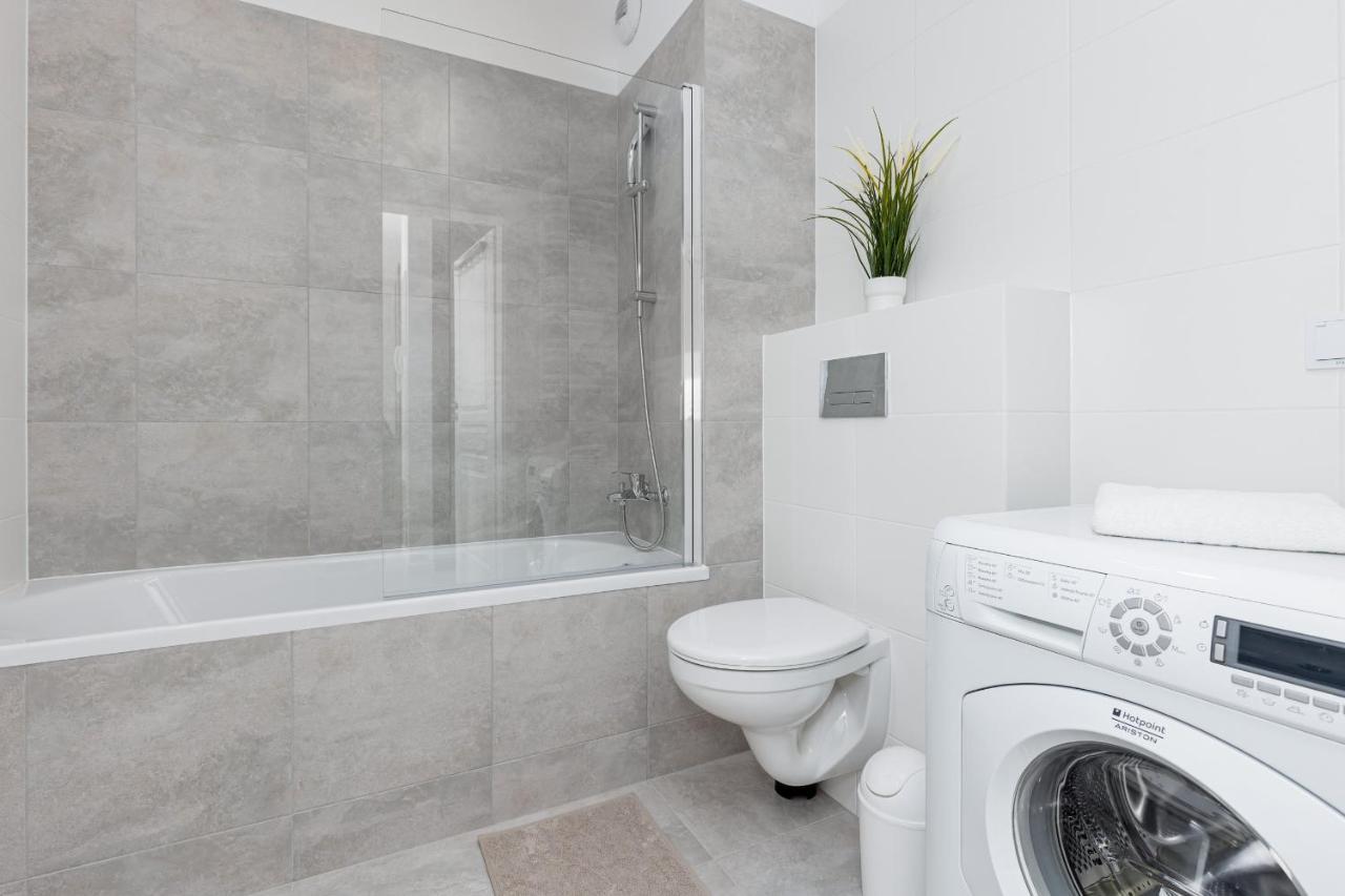 Stacja Wola Apartments With Parking By Noclegi Renters ワルシャワ エクステリア 写真